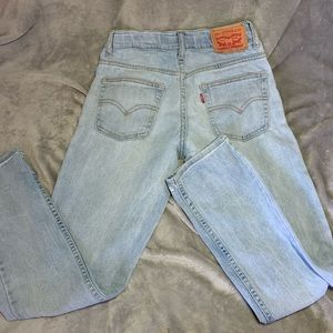 LIKE NEW! LEVI JEANS